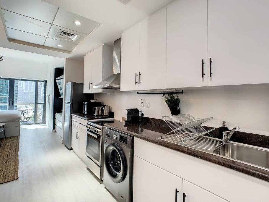 Luxury Modern Studio In Jlt With Amazing View & Rooftop Pool - Sleeps 3 Dubai Exteriör bild