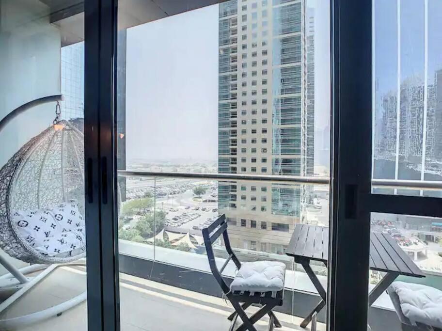 Luxury Modern Studio In Jlt With Amazing View & Rooftop Pool - Sleeps 3 Dubai Exteriör bild